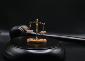 Que dit la loi en matière douanière à propos des devises ?