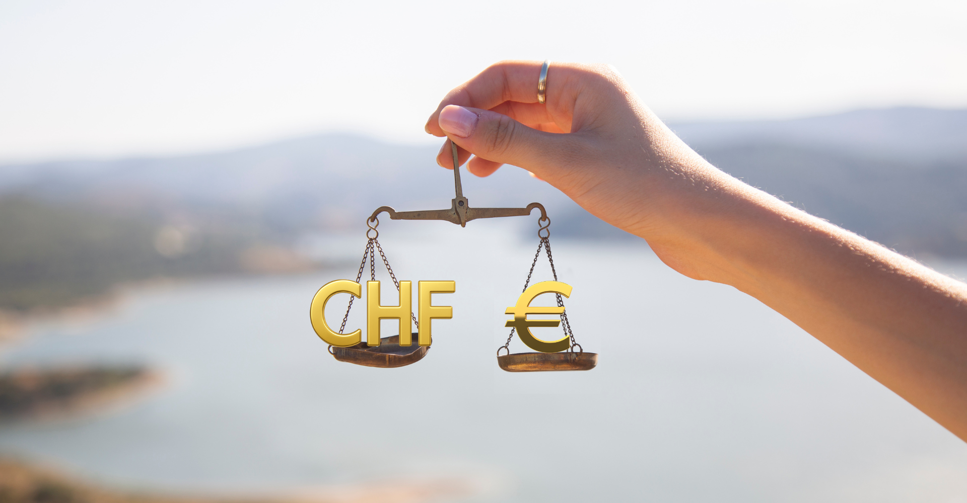 image d'une balance avec d'un coté le symbole de l'euro plus lourd que le CHF